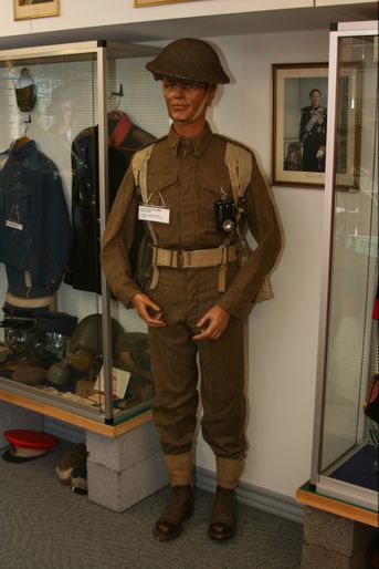 Den engelske battledress-uniform, model Hongkong, der blev model for den danske uniform M/44